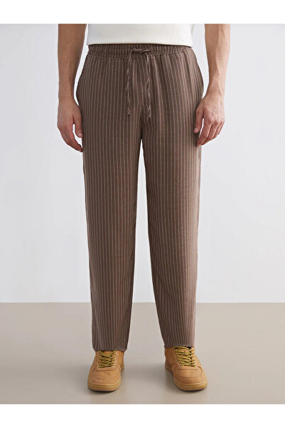 LC Waikiki بنطال رجالي بقصة مريحة باللون البني من XSIDE