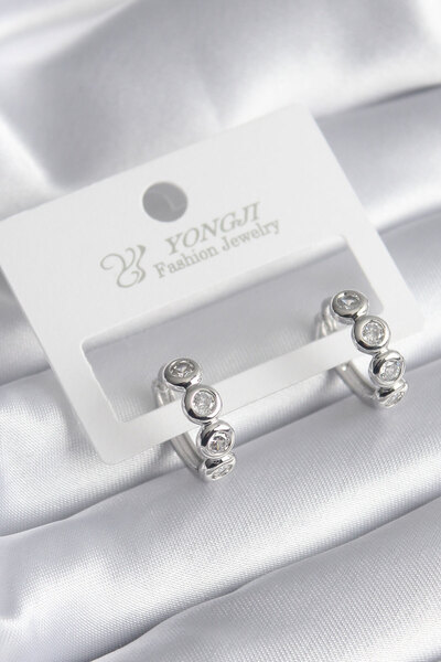 Clariss أقراط نسائية من النحاس الفضي اللون بحجر الزركون