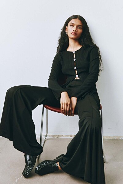 H&M بلوزة بتفاصيل أزرار