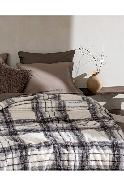 Madame Coco Varnelle Double Sherpa Blanket - Ecru/Anthracite