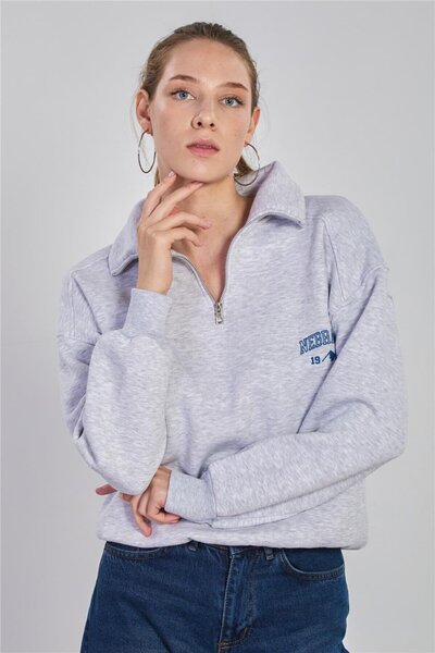 BARRELS AND OIL سويت شيرت نسائي بطبعة نبراسكا بسحاب نصفي - كار ميلانج