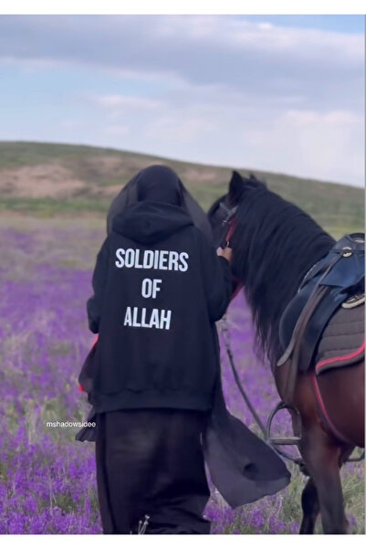 relaxbaskı هودي مطبوع عليه عبارة “جنود الله”.