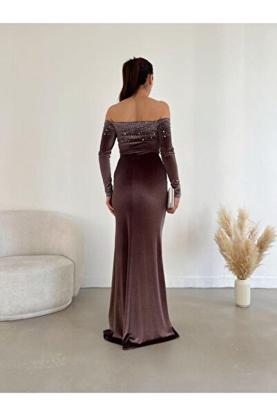 Modafeminen Βραδινό φόρεμα με ελαστικό βελούδινο ύφασμα με κεντημένη πέτρα, ανοιχτό λαιμό και λεπτομέρεια σχισμής 582676 ΚΑΦΕ