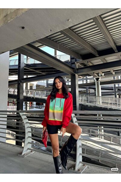 Modafeminen Еластична трикотажна блуза с качулка и три нишки с печатни детайли 583029 ЧЕРВЕНА