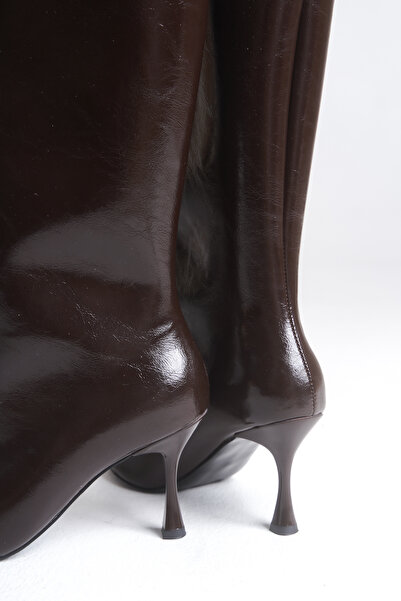 LDR Γυναικείες μπότες καφέ λουστρίνι με λεπτό τακούνι με μυτερή μύτη κάτω από το γόνατο