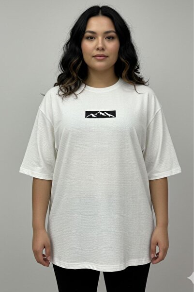 NO 601 Жіноча біла футболка з рельєфним принтом гірського пейзажу, вільного крою, великого розміру