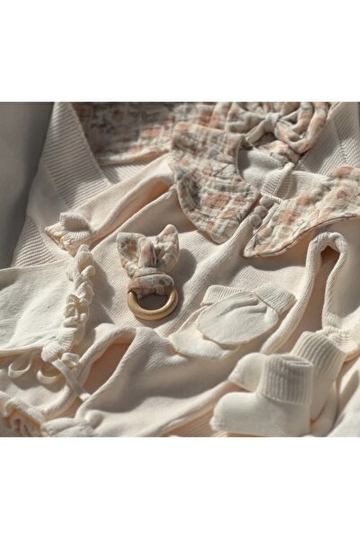 Nipperland %100 Pamuk Triko Bebek Tulum Hediye Seti – 4’lü Set (Şapka, Çorap, Oyuncak)