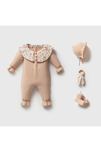 Nipperland %100 Pamuk Triko Bebek Tulum Hediye Seti – 4’lü Set (Şapka, Çorap, Oyuncak)