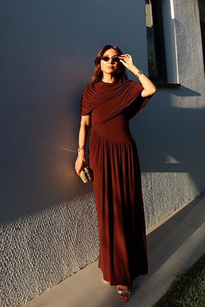 Özge Özgenç Drapeli ve Uzun Dökümlü Elbise