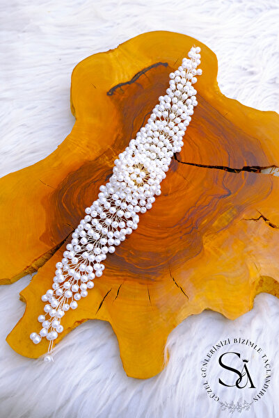 byen Κομψό και εκλεκτό αξεσουάρ μαλλιών, κατασκευασμένο εξ ολοκλήρου από μαργ...