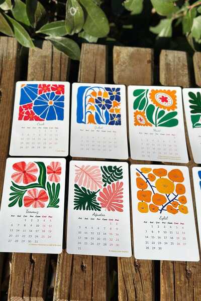 Sticker Ekspres 2026 Canlı Renklerde Matisse Çiçekli Ahşap Standlı Özel Tasarım Takvim, 2026 Masaüstü Takvim Hediye