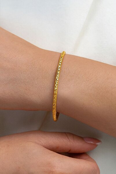 Çgk Çiğdem Gürel Kuyumculuk 8K Altın İnce Desenli Kelepçe Bilezik – Parlak Yü...