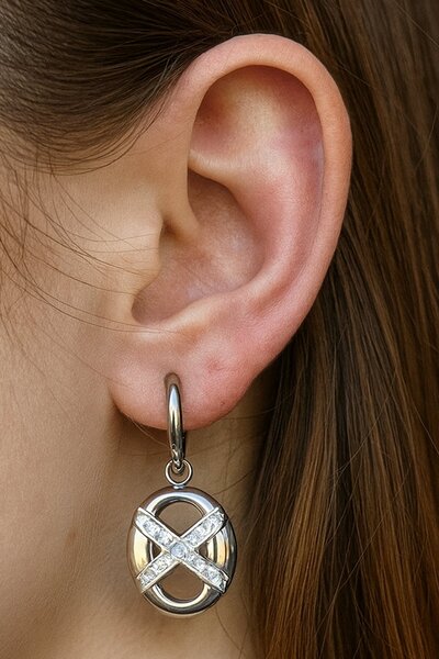 TAKIŞTIR أقراط فضية اللون بتفاصيل حجرية من الفولاذ (زوج)