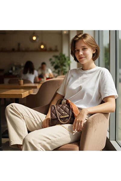 Daisy Bag Co. Γυναικεία τσάντα με μπεζ καπιτονέ λουράκι με αλυσίδα και λεπτομέρεια φουλάρι