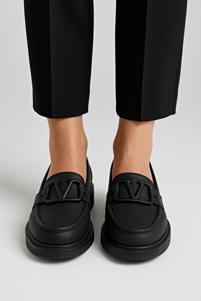 LUQSE Kadın Siyah V Tokalı Loafer Makosen Ayakkabı – Günlük ve Şık Model