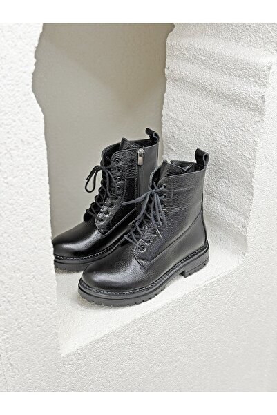 NUR KARACA 26K436 HAKİKİ DERİ BAĞCIKLI POSTAL BOT KADIN