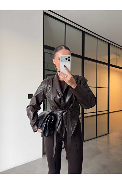 BB Bensu Buyruk ΔΕΡΜΑΤΙΝΟ ΜΠΟΥΦΑΝΤΟ ΜΙΛΑΝΟ ΚΑΦΕ ΜΕ ΛΕΠΤΟΜΕΡΗ ΛΕΠΤΟΜΕΡΗΣΗ ΣΤΟΝΟΥΣ