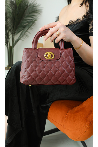 Al-Rubaie شنطة يد نسائية فاخرة بلون بورغندي – تصميم جلد مضغوط بمشبك ذهبي فاخر