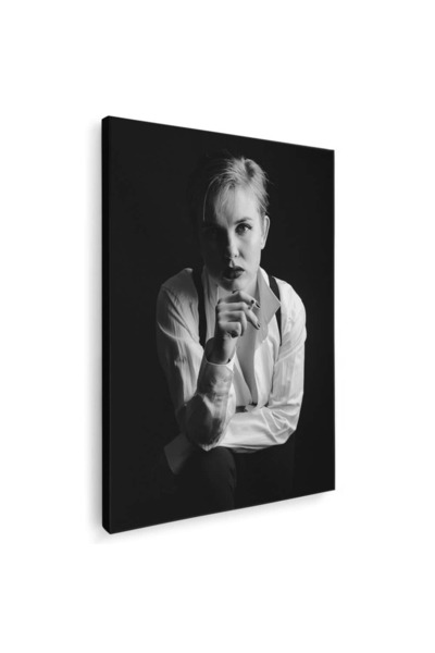 Tablou Canvas Tablou portret clarobscur femeie cu tigara, cod 4328