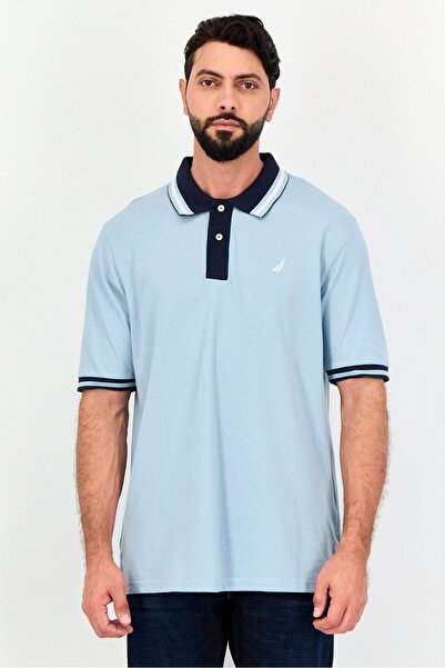 Nautica قميص بولو رجالي بقصّة عادية وأكمام قصيرة وشعار مطرز، أزرق فاتح