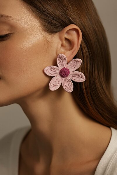 Kokoş أقراط وردية بتفاصيل زهرية موديل ZRA