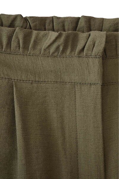 WildFashion Green cropped pants accessorized with ruffles CL736-14