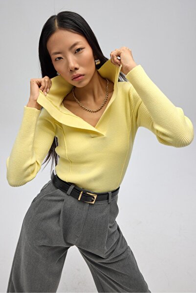 MAI STUDIOS CO. Pulover tricotat galben cu guler polo Inari