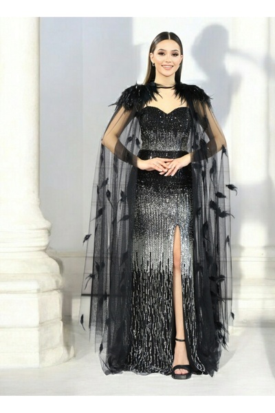 FaBe Fashion İP ASKILI KALP YAKA YIRTMAÇLI TÜY DETAYLI SEYYAR TÜL PELERİNLİ BONCUKLU ELBİSE
