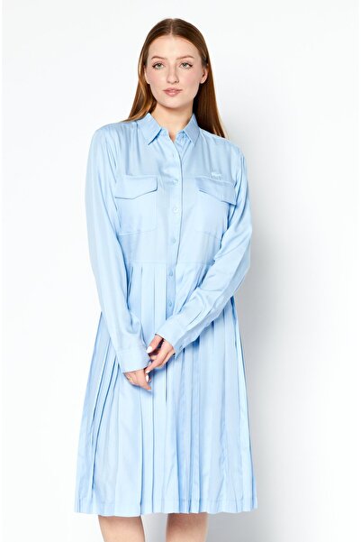 Lacoste فستان ميدي مطرز بشعار للنساء، أزرق فاتح