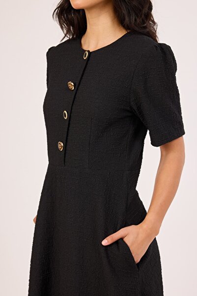 FEVER Broş düğmeli kırışık dokulu siyah elbise