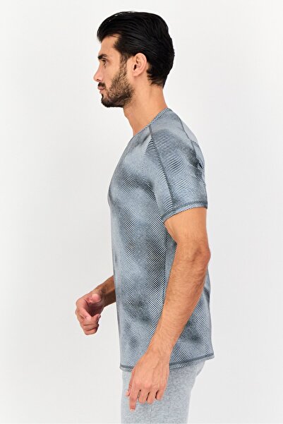 Under Armour Men Sportswear Fit Short Sleeve Outdoor T-Shirts, Multicolor