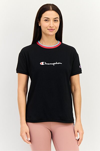 Champion تي شيرت نسائي رياضي بأكمام قصيرة مطرز بشعار خارجي، أسود