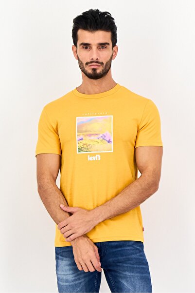 Levi's تي شيرت رجالي بأكمام قصيرة ورقبة دائرية وشعار العلامة التجارية، لون خردل
