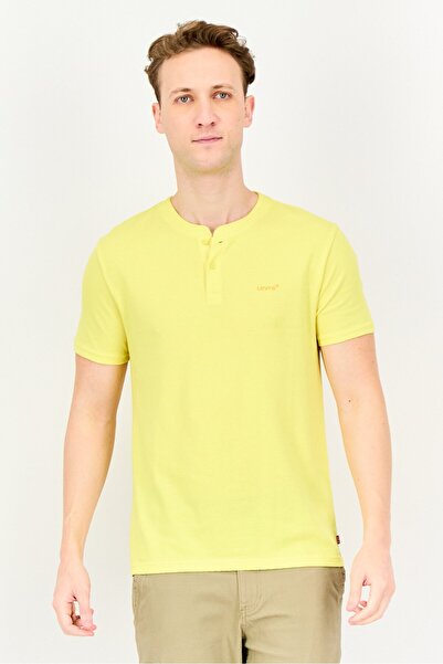 Levi's تي شيرت رجالي برقبة عالية وأكمام قصيرة وشعار العلامة التجارية، أصفر