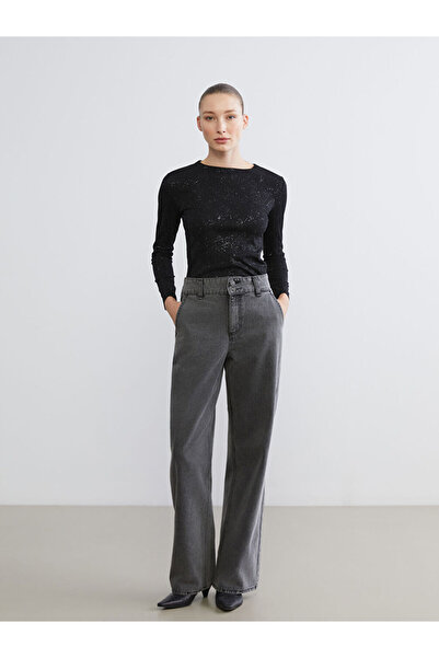 LC Waikiki Λαμπερές επιλογές από το Shining Store |   Γυναικείο μπλουζάκι με λαιμόκοψη με γυαλιστερή εμφάνιση