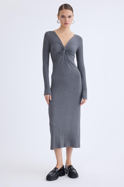 Vitrin Μακρύ φόρεμα με λαιμόκοψη σε σχήμα V και λεπτομέρεια με κόμπο στο μπροστινό μέρος