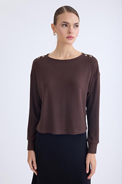 Vitrin Omuzu Düğmeli Geniş Yaka Bluz