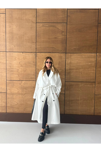 KÜBRA SÖYLEMEZ BOUTİQUE BEYAZ DÜĞMELİ MANŞET DETAY KUŞAKLI TRENÇKOT