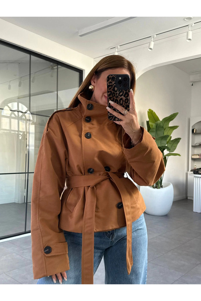 KÜBRA SÖYLEMEZ BOUTİQUE TABA DİK YAKA DÜĞMELİ KISA TRENÇKOT