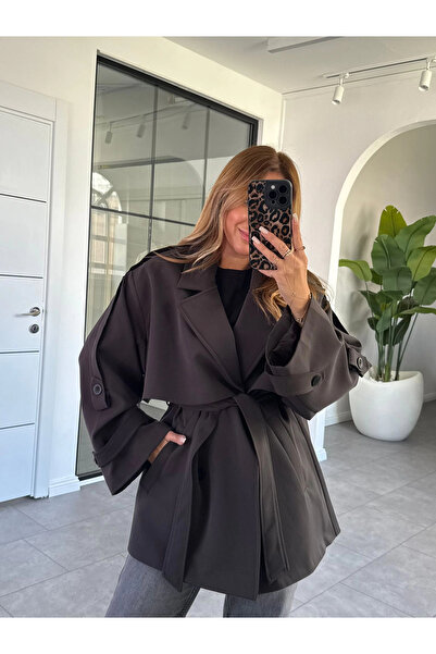 KÜBRA SÖYLEMEZ BOUTİQUE KOYU KAHVE DÜĞMELİ MANŞET DETAY KUŞAKLI KISA TRENÇKOT