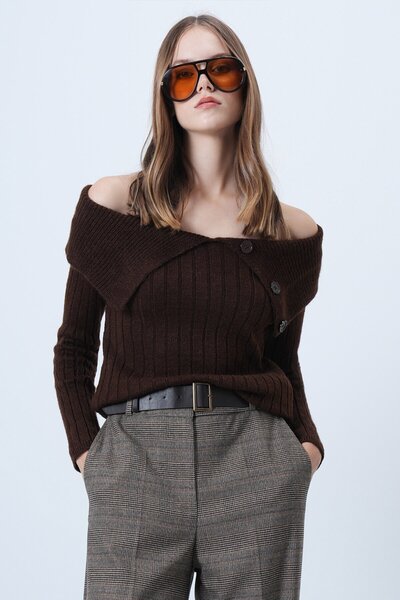 VAGGON Kadın Kahverengi Carmen Yaka Düğme Detaylı Triko Kazak Vs01291