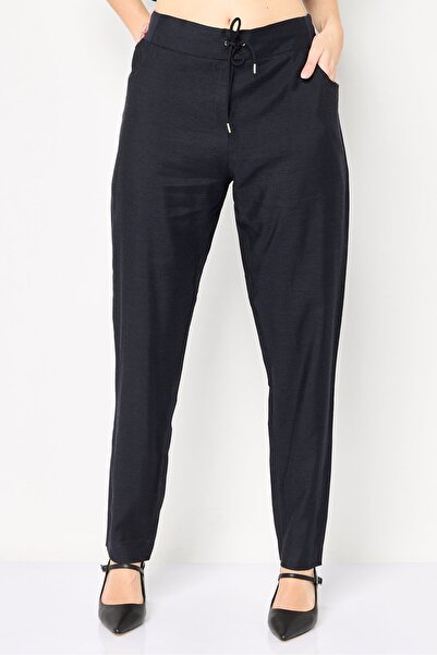 Lacoste بنطلون نسائي مستقيم عادي بقصّة عادية، لون أزرق بحري