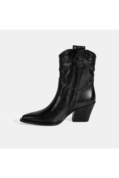 Desa Woman's black thick heeled leather boots