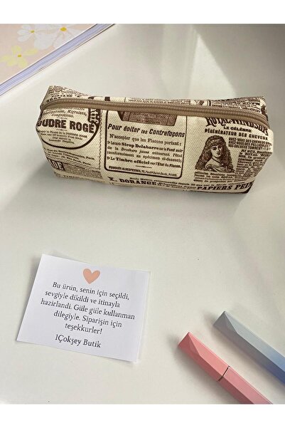 1çokşey حامل أقلام رصاص منقوش على شكل صحيفة عتيقة - حافظة أقلام رصاص ناعمة من الألياف المبطنة مقاس 21 × 7 × 6 سم