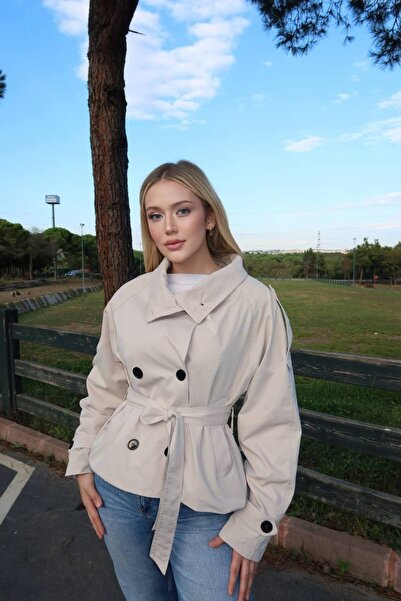 MY DEPO Kadın Kuşaklı Cepli İçi Astarlı Dik Yaka Kısa Trençkot Ceket