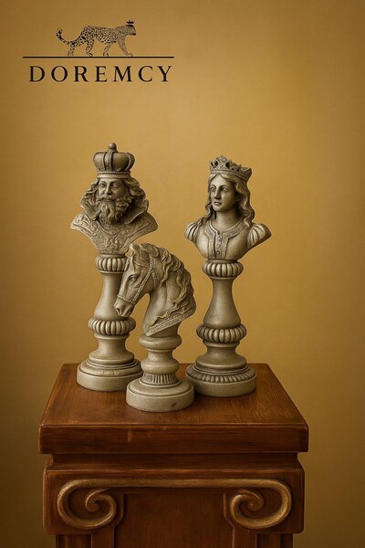 Doremcy 3’lü Dekoratif Satranç Figürü Seti– Kral, Kraliçe ve At Heykeli | Polyester Döküm, Büyük Bo