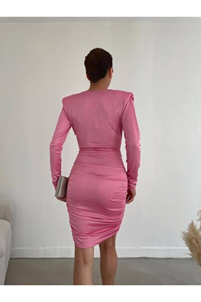 Modafeminen Βραδινό φόρεμα από σατέν ύφασμα με μεγάλη λεπτομέρεια στο πλάι του ώμου 582687 ΡΟΖ