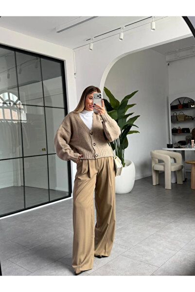 KÜBRA SÖYLEMEZ BOUTİQUE سترة مخملية بياقة على شكل حرف V ذات ملمس ناعم