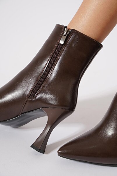 Moda Pie Rolne Düz Yüz Dikişli Ökçeli Kadın Bot Kahve Kırışık Rugan