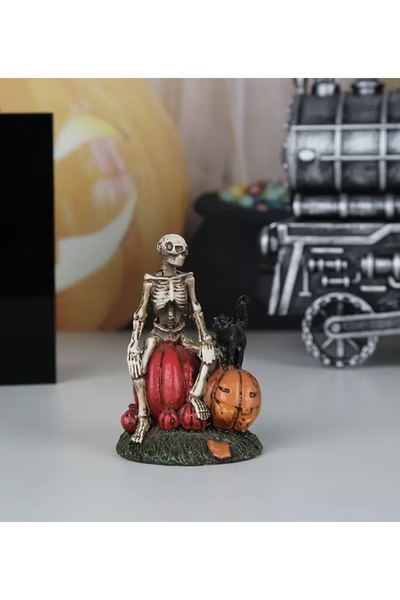 MODA Cadılar Bayramı İskeleti ve Balkabağı Üzerinde Siyah Kedi Heykeli